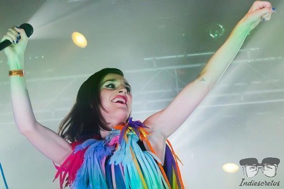 Yelle Gira Completement Fou