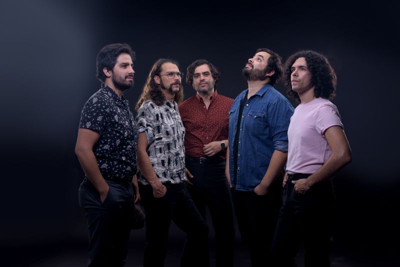Entrevista Enjambre Luis Humberto Navejas - cantante (en el centro)